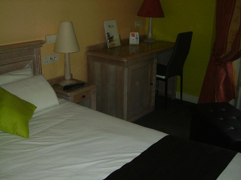 Brit Hotel Aux Sacres Reims, Centre Historique Exterior foto