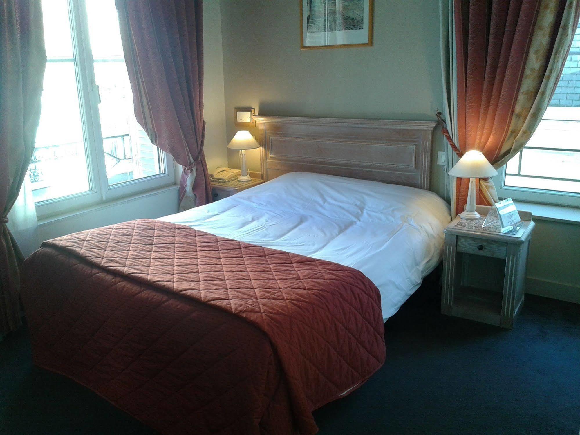 Brit Hotel Aux Sacres Reims, Centre Historique Exterior foto