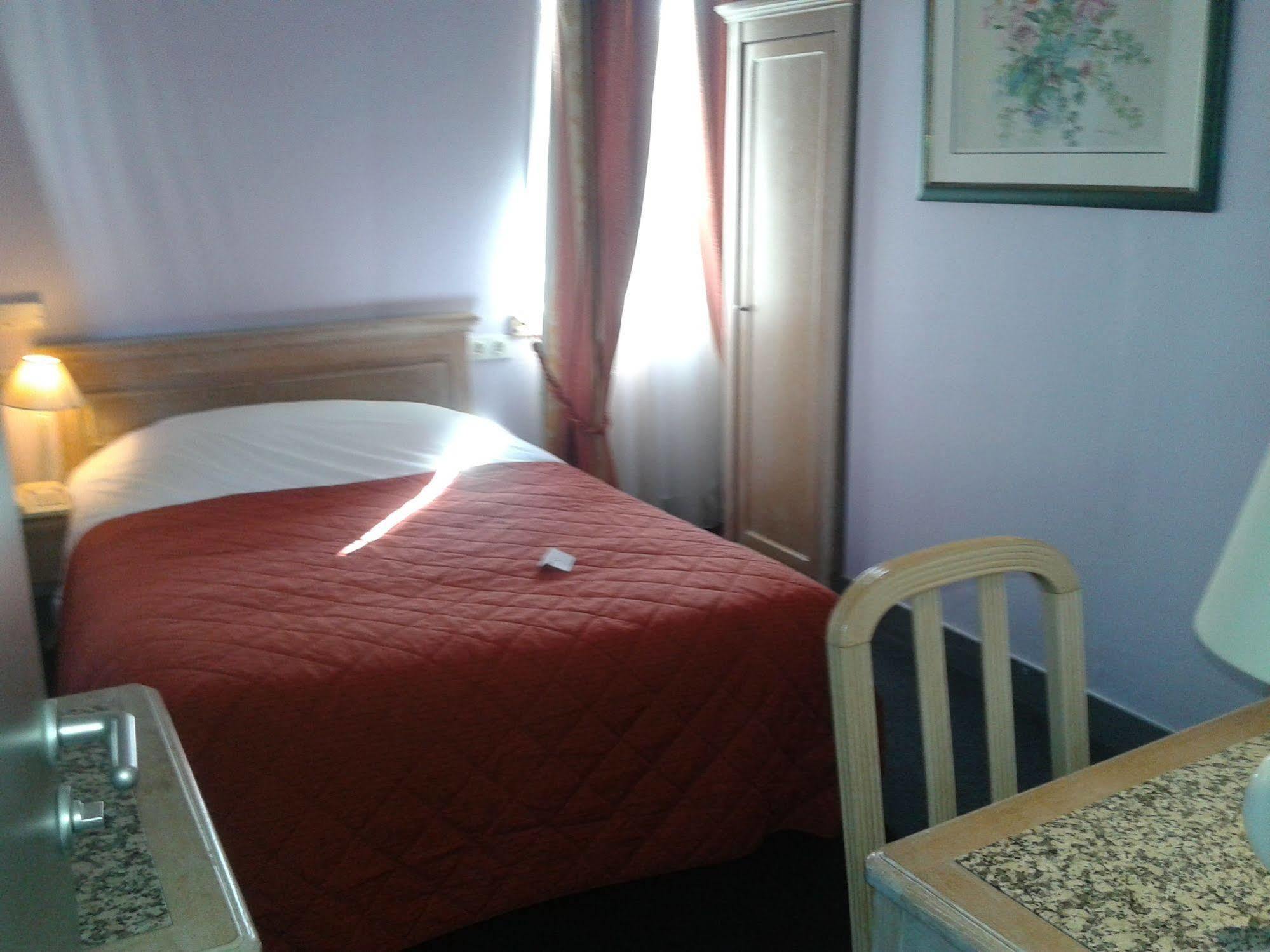 Brit Hotel Aux Sacres Reims, Centre Historique Exterior foto